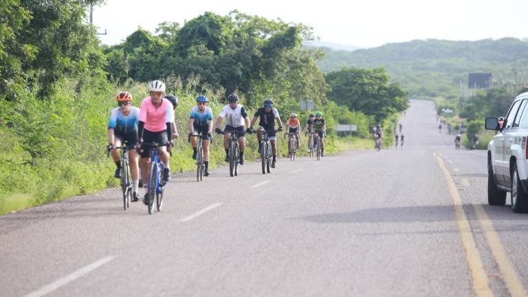 Los ciclistas, durante parte del recorrido de la Vuelta Ciclista Sinaloense.