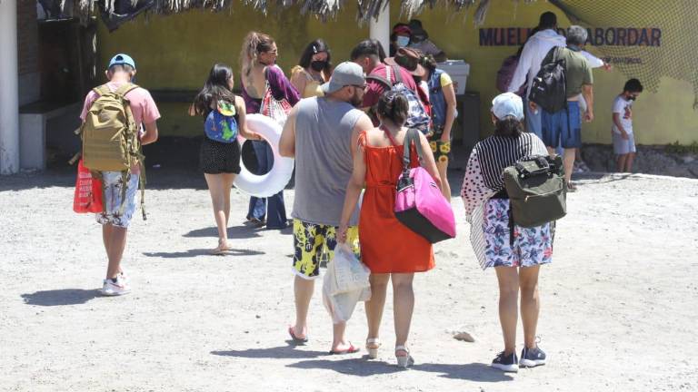Turismo en el embarcadero que conduce a la Isla de la Piedra.
