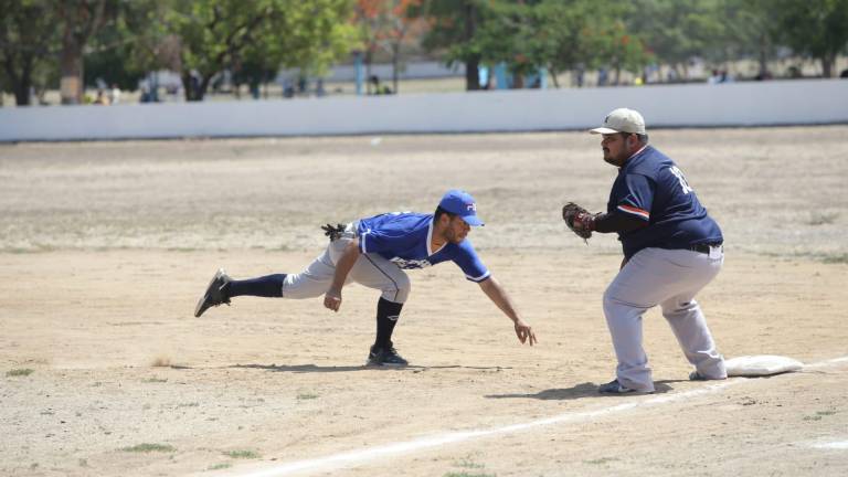 Las acciones de la Segunda Fuerza del Club Chololos se viven con intensidad.