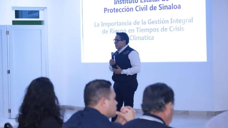Durante una conferencia con ingenieros del sur de Sinaloa, Aurelio Roy Navarrete, director de Protección Civil Estatal, pidió construir ciudades más resilientes ante los riesgos del cambio climático.