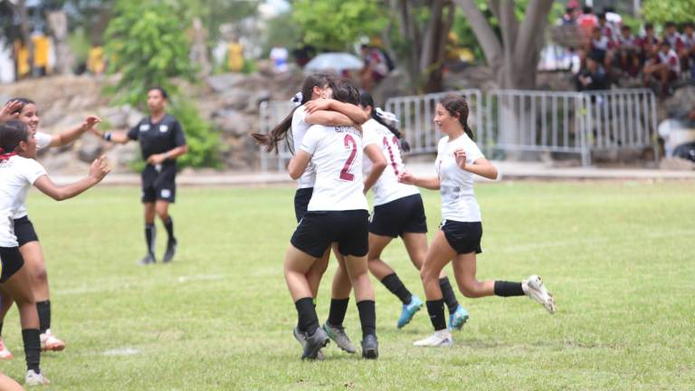 Las damas siguen adelante.