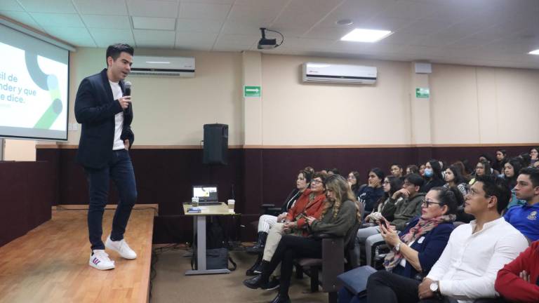 Idelfonso Avilés Beltrán durante la charla.
