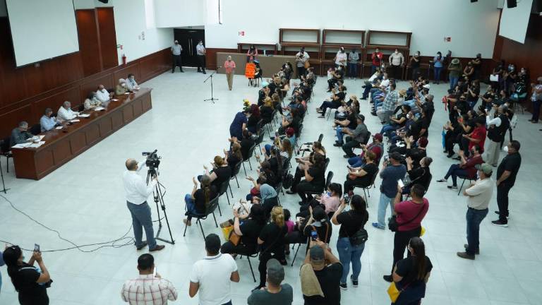 Familiares de policías atendidas por diputados y diputadas del Congreso de Sinaloa.