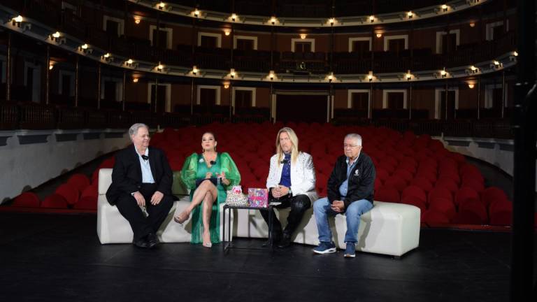 Raúl Rico, director de Cultura Mazatlán, los periodistas de espectáculos Elisa Beristain y Javier Ceriani, y el cronista Enrique Vega Ayala.