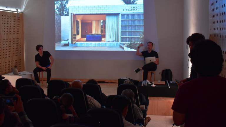 Maceo Ruiz Tesche imparte el taller en La Casa del Maquío.