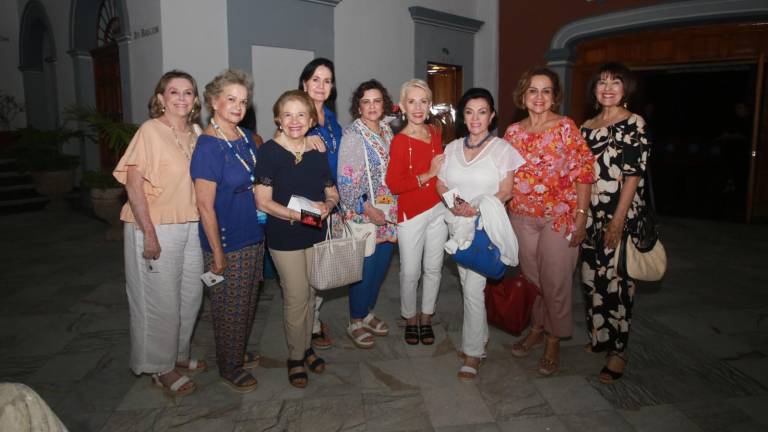 Blanca Isabel López de Collard, Yoya Reynaud de Guzmán, Beatriz de Acosta, Guillermina Torre de Fárber, Magui de la Vega de Reynaud, María del Carmen Patrón Arregui de León, Conchita Castro de Escobosa, Rayito Arias de Rodríguez y Blanca de Ramírez.