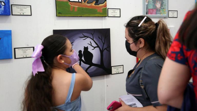 Los pequeños muestran sus trabajos terminados en la muestra.