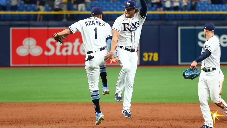 Los peloteros de los Rays celebran el triunfo ante los Yanquis en su estadio.