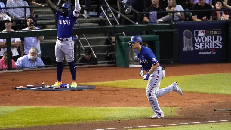 Corey Seager inicia el recorrido de las bases tras pegar su jonrón de dos carreras.