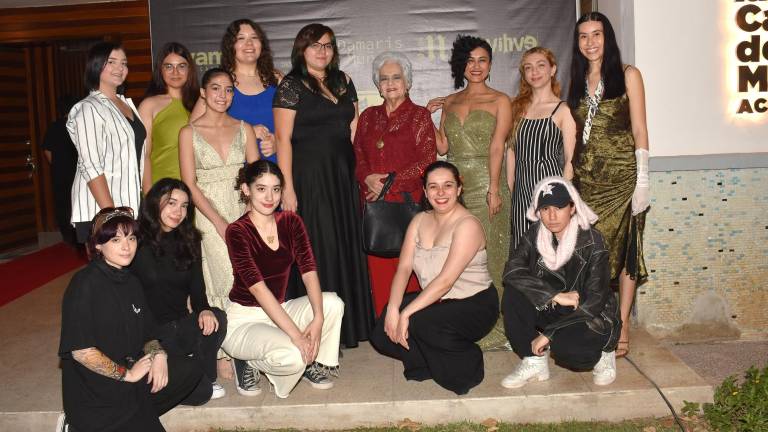El colectivo Mujeres Creando Sinaloa en conjunto con Expresso Teatro brindan homenaje a la maestra Alicia Montaño.