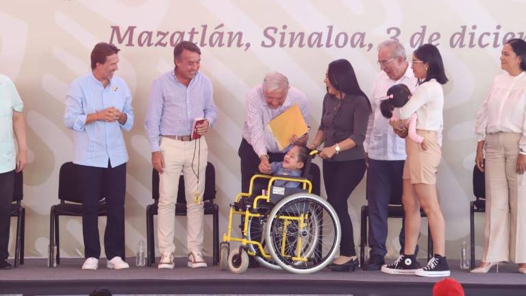 El Presidente de la República saludó a pequeños que serán beneficiarios del nuevo CRIT Teletón en Mazatlán.