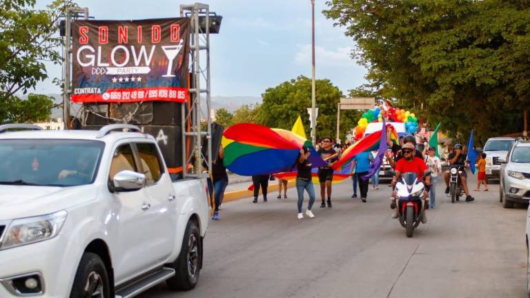 Integrantes de la Comunidad LGBT+ alzaron banderas multicolor durante el recorrido.