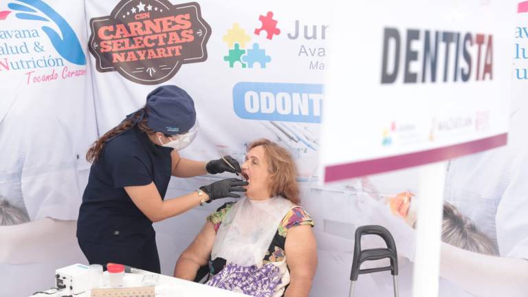 Cientos de personas acudieron a la nueva sucursal de Carnes Selectas para recibir servicios de odontología, oftalmología, psicología, nutrición, terapia física y consultas de médicas.