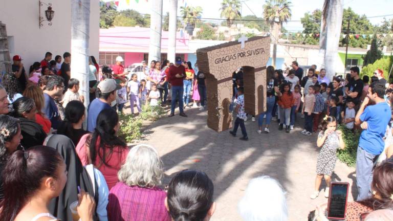 Los asistentes rompieron la piñata monumental.