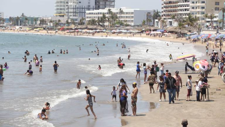 Turismo en playas de Mazatlán.