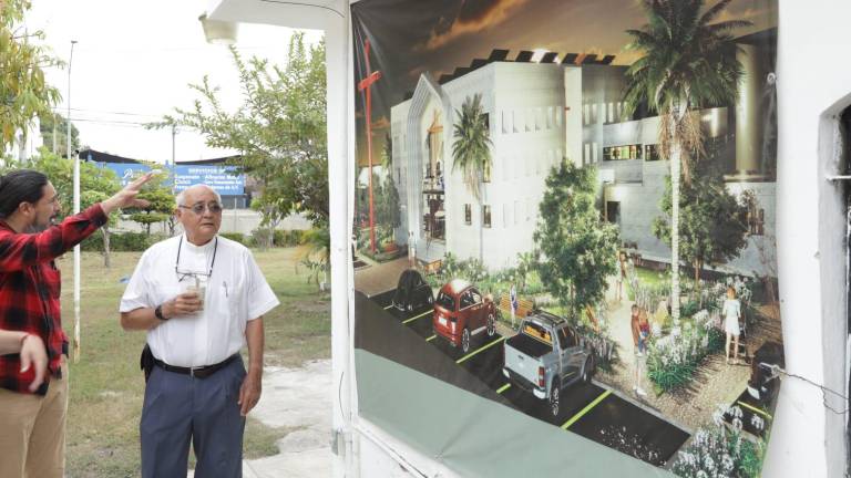 El padre Amador Campo da a conocer detalles del proyecto de la Capilla Virgen María Auxiliadora, en Mazatlán.