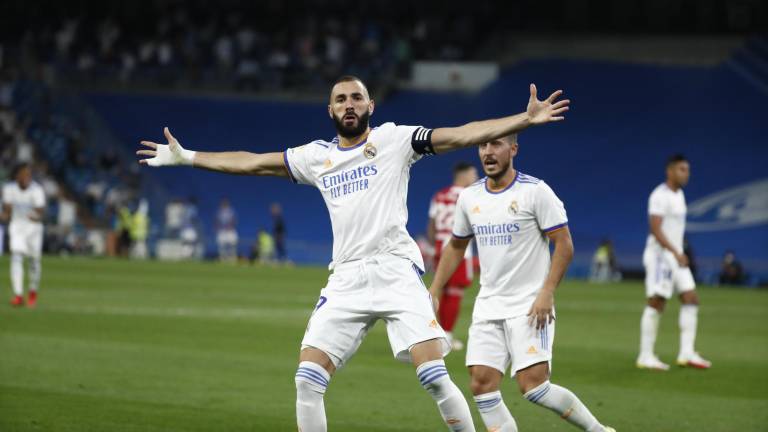 Karim Benzema festeja uno de sus tres goles.