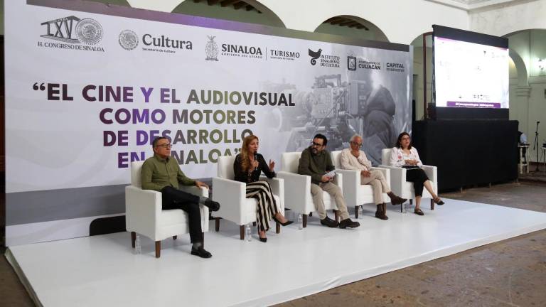 Autoridades legislativas y culturales así como creadores participan en la mesa sobre cine.