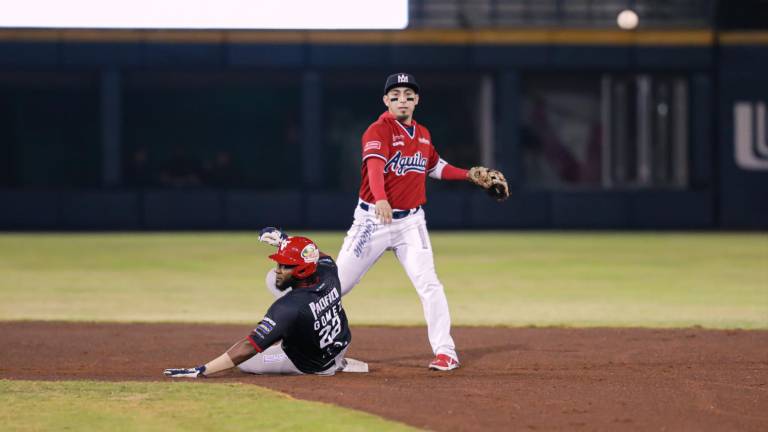 Héctor Gómez es puesto out en la intermedia por Daniel Castro.