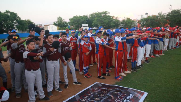 Los peloteros rinden la protesta deportiva.
