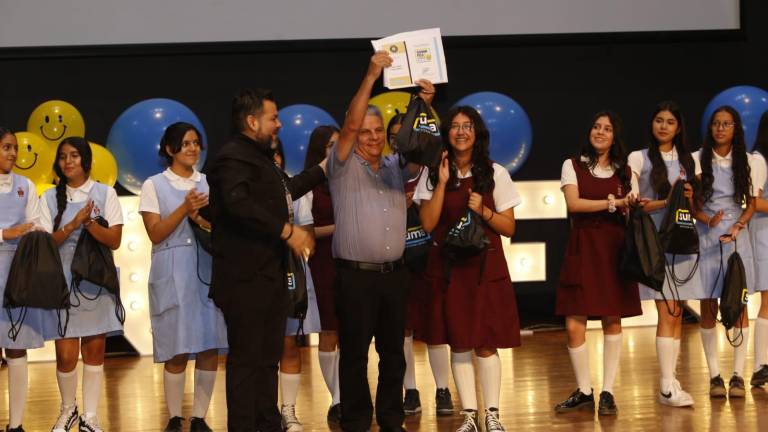 Estudiantes reciben reconocimientos por sus contribuciones a la búsqueda de paz en Sinaloa.