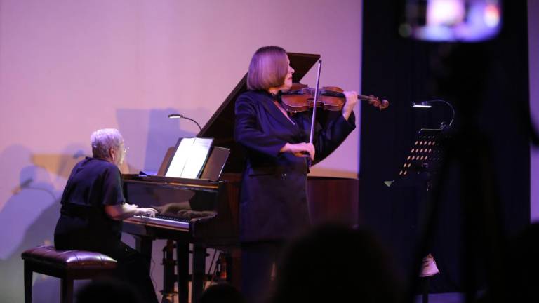 La violinista ucraniana Nina Farvarshchuk y la pianista rusa Tanya Orloy deleitaron con su talento a los asistentes al concierto Concert Duo que ofrecieron en Casa Haas.