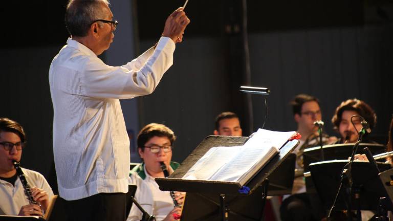 El maestro Baltazar Hernández Cano dirige la Banda Sinfónica Juvenil del Estado.