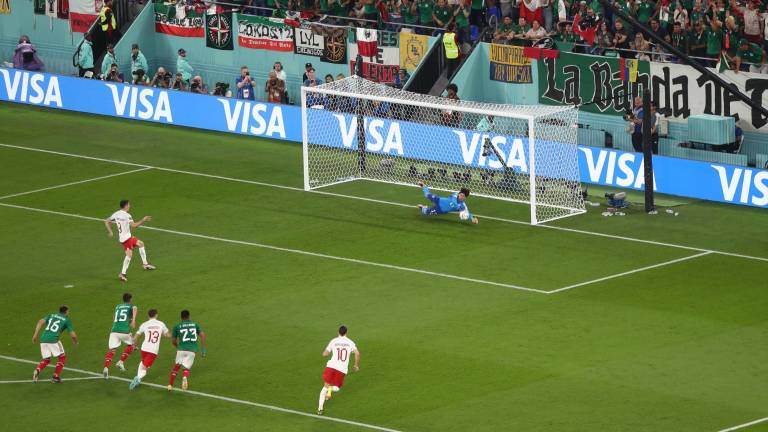 Guillero Ochoa hizo explotar a la afición mexicana al detener el penalti cobrado por Robert Lewandwski que preserva el empate sin goles.