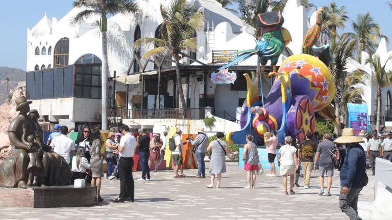 Cientos de personas se observan en el malecón.