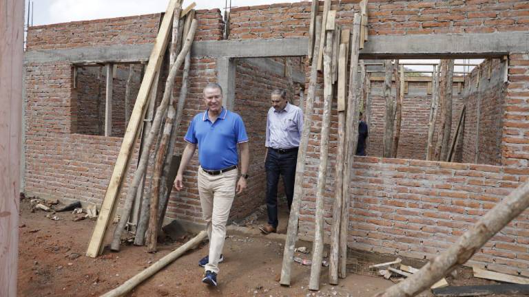 El gobernador Quirino Ordaz Coppel y el secretario de Obras Públicas, Osbaldo López Ángulo, recorrieron las inmediaciones del asentamiento donde se edifican las viviendas.