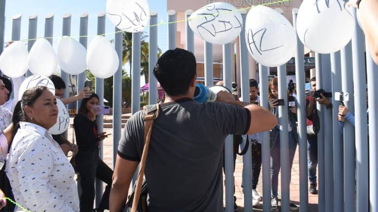 Los manifestantes hicieron uso de un megáfono para emitir sus quejas.