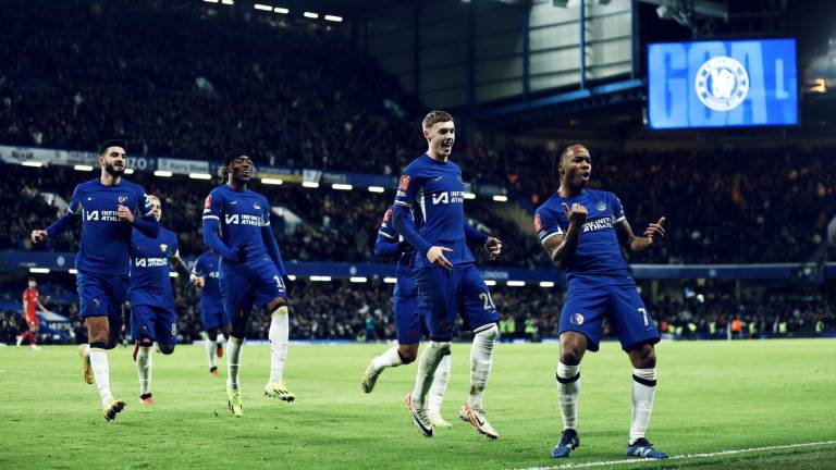 Raheem Sterling celebra su gol, con el que ayudó al Chelsea a avanzar de ronda en la FA Cup.