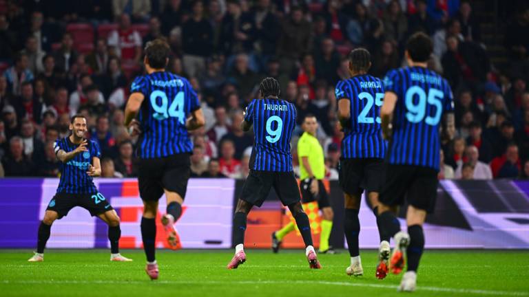 Marcus Thuram (9) celebra uno de sus dos goles para el Inter en Ámsterdam.