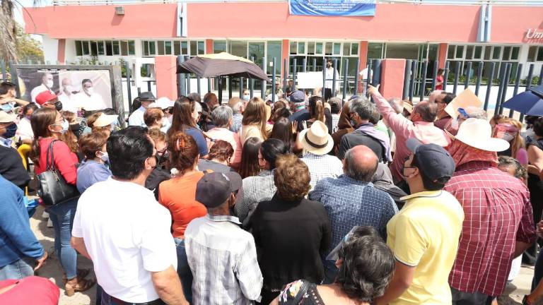 Cientos de personas esperan a las afueras del Polideportivo.