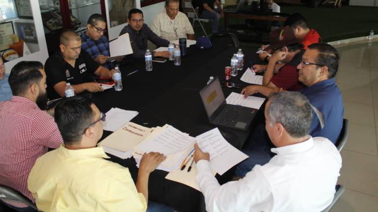 El jurado en pleno, dentro de las votaciones para elegir a los ganadores del Premio Municipal del Deporte en Culiacán.