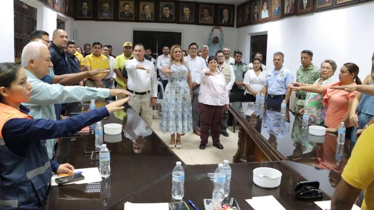Valdez Aguilar hizo reconoció a los elementos de Protección Civil.