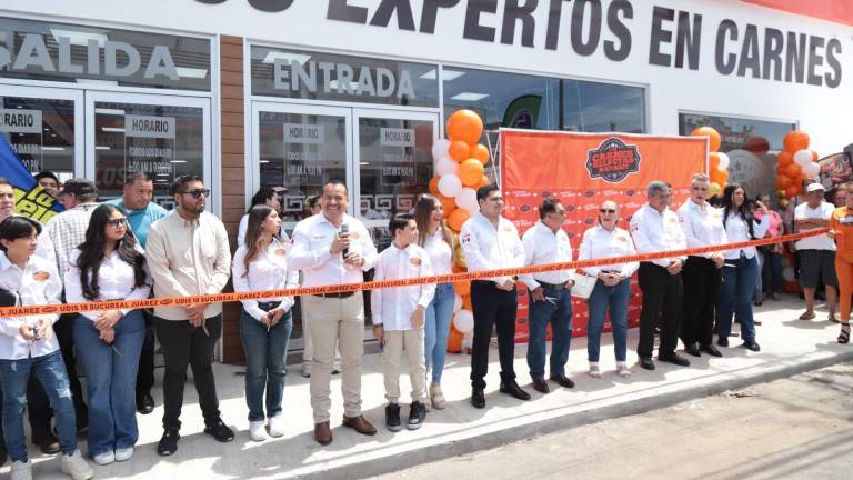 Julián Aguillón Bonilla, director general de la empresa, encabezó el corte de listón, acompañado por su familia, amigos, colaboradores, proveedores y decenas de clientes.