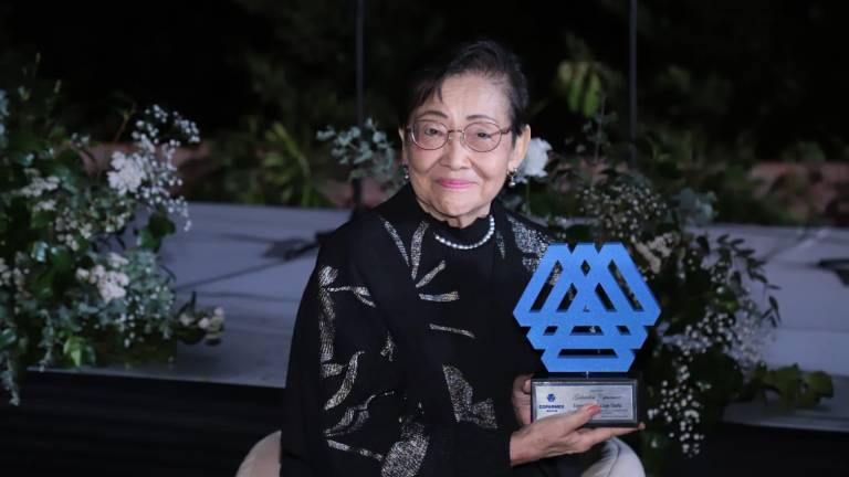 Esperanza Kazuga recibió el Galardón Empresarial por la celebración de los 50 años de fundación del Centro Empresarial de Coparmex y su trayectoria empresarial, política y de labor social.