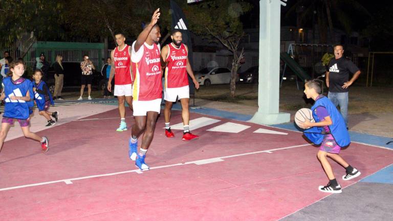 Algunos niños fueron sorprendidos en la cancha Lala, con la presencia de algunos jugadores de Venados Basketball.