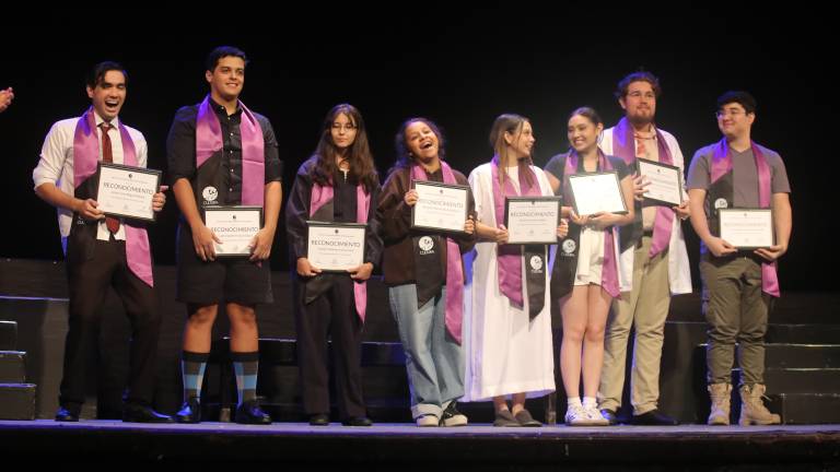 La décima generación de graduados de la Carrera Técnica en Arte Teatral festejó su graduación con esta puesta en escena.