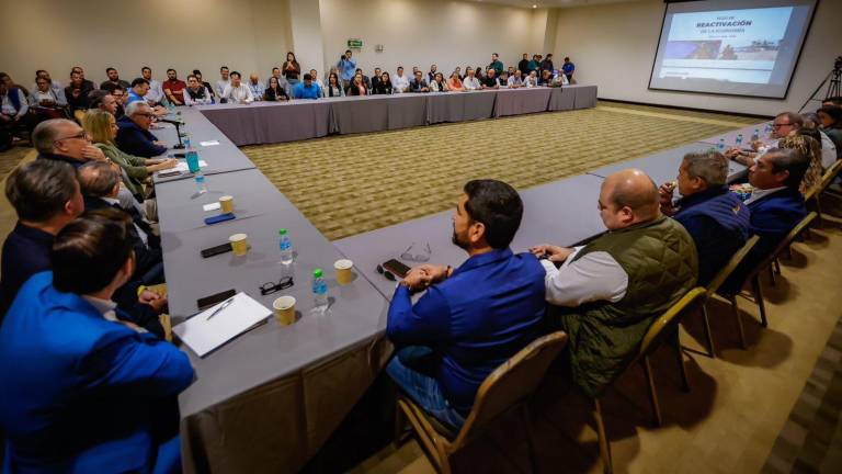 El gobernador aprovechó la ocasión para reunirse con representantes de distintos sectores empresariales del puerto para presentar estrategias para rescatar la economía local.