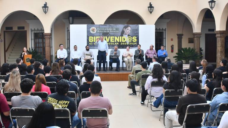 Directivos de la Escuela Libre de Derecho dan la bienvenida al nuevo ciclo escolar 2025-2026.