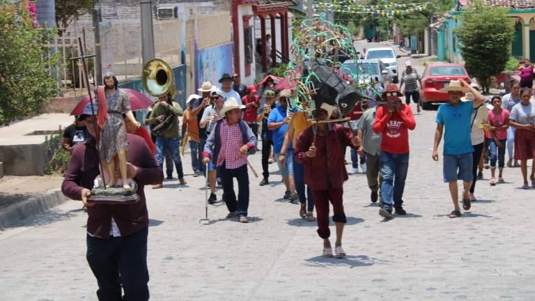 Vecinos de Matatán, Rosario, acompañados de la banda “Hermanos Martínez” y de un torito, sacan a pasear a San Juan y cumplir con bañarlo en el río.