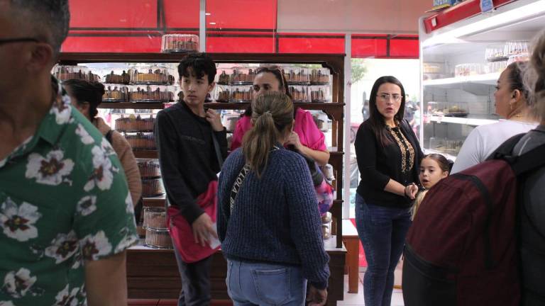 Al rededor de 500 personas han comprado roscas durante el día.