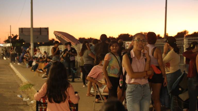 Largas filas hay a las afueras del Estado Kraken en espera de comprar boletos para el concierto de Kimberly Loaiza y Juan de Dios Pantoja.