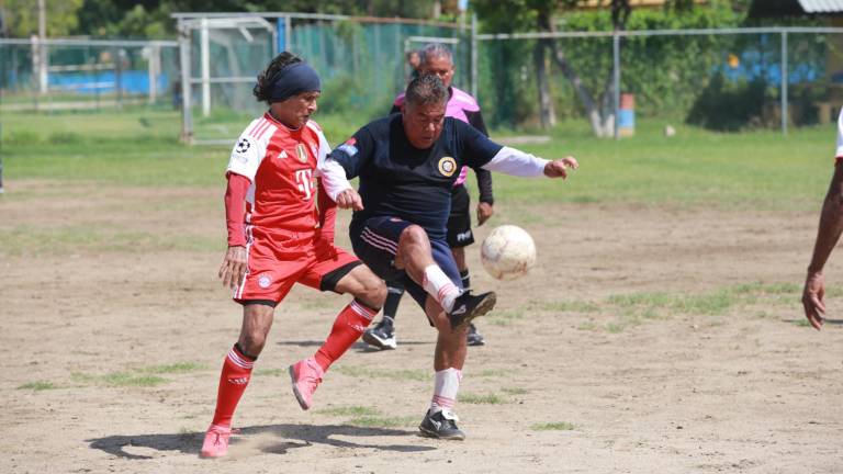 Marco Antonio Díaz Ávalos controla el balón con depurada técnica.