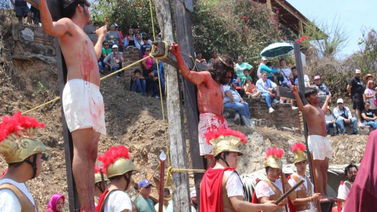 Por segundo año, Daniel Enrique representó a Jesús en el Viacrucis viviente de Rosario.