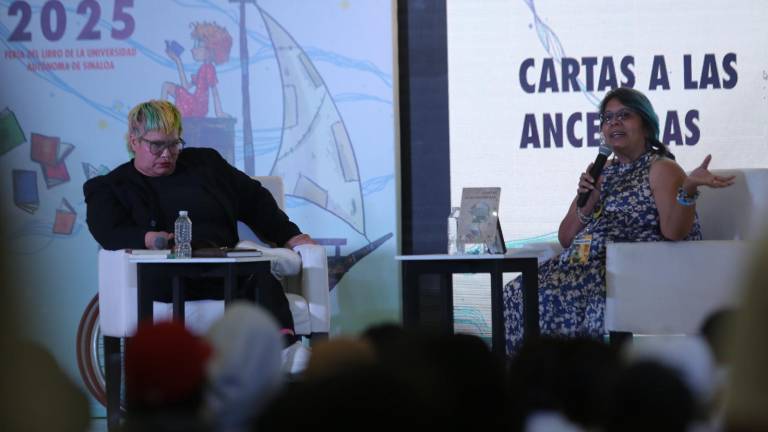 Sonia Higuera y Adriana Velderrain comentan sobre el libro ‘Cartas a las ancestras’, obra de Ethel Krauze, en la FeliUAS 2025.