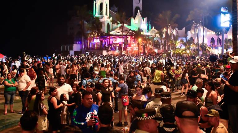 Miles de personas disfrutan del ambiente festivo en las Letras de Mazatlán.