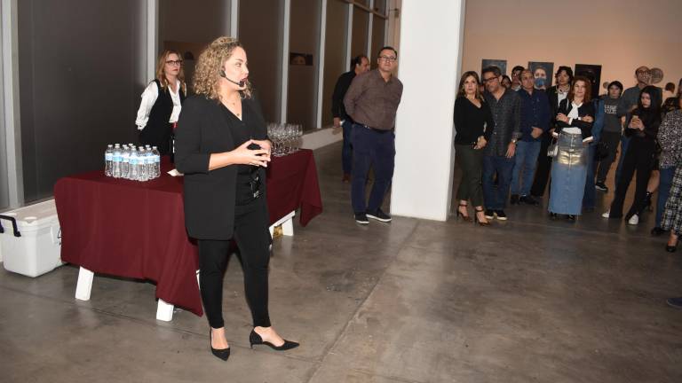 La artista Miriam Molina comparte una noche de galería en su exposición Alma y Horizonte.